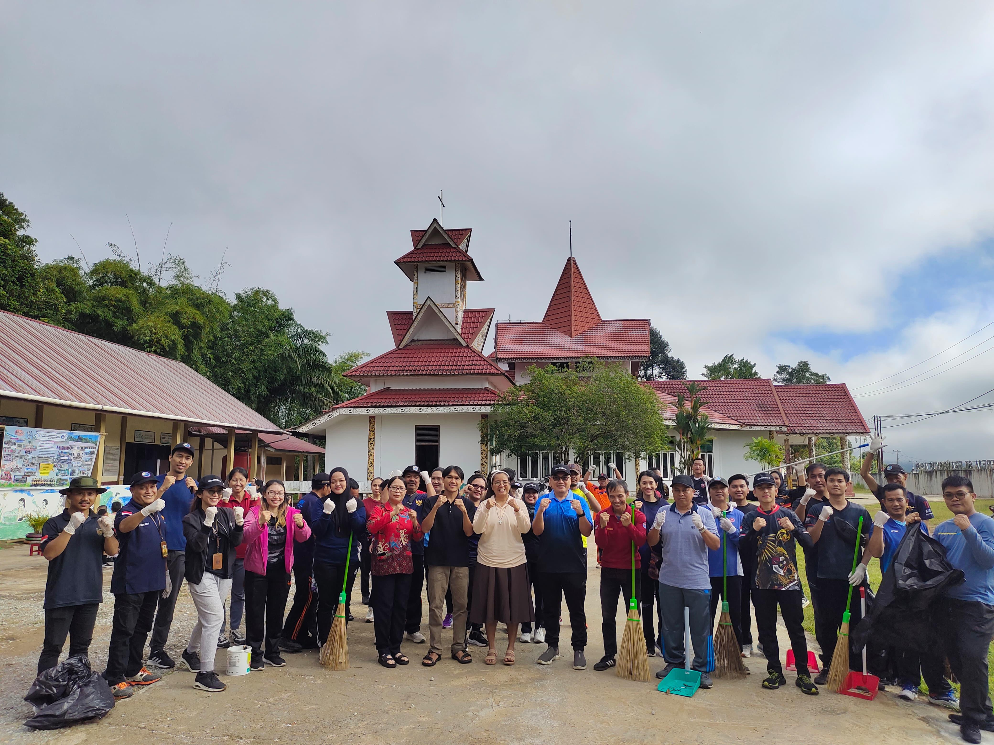 Bakti HUT ke-15 BNPP, Pegawai PLBN Entikong Kompak Bersihkan Rumah Besar Keagamaan