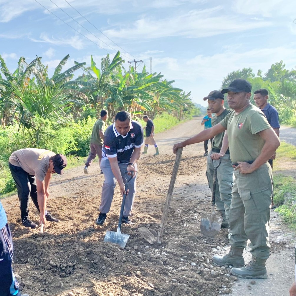 PLBN Motamasin Bersama Warga Gotong Royong Perbaiki Jalan Rusak dan Berlubang di Kawasan Perbatasan Negara