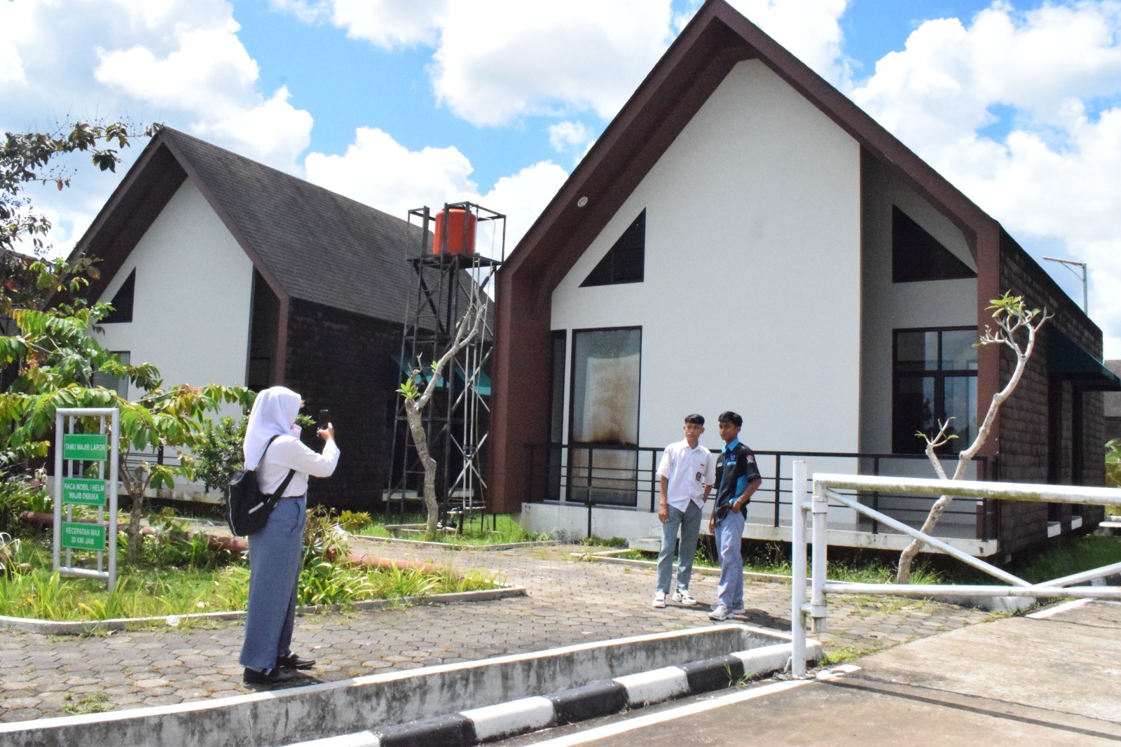 Arsitektur PLBN Badau Dongkrak Minat Wisata, Spot "Rumah Jamur" Laris Diburu Swafoto