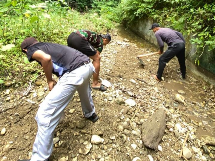 PLBN Skouw Sambut HUT ke-15 BNPP RI dengan Gotong Royong Bersihkan Rumah Ibadah dan Intake Air
