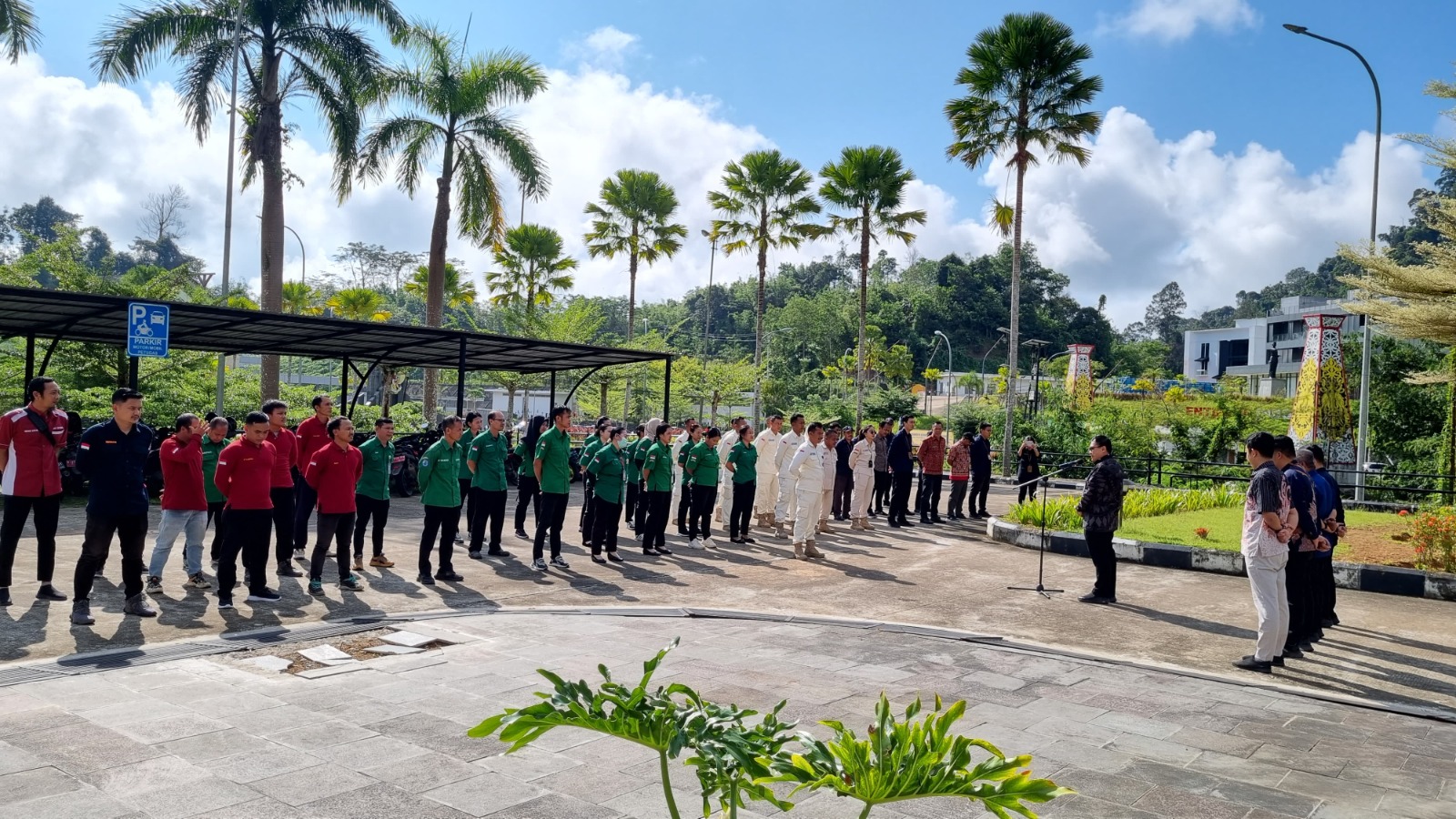 PLBN Entikong Apresiasi Sinergi Pelayanan Arus Mudik: Hiruk Pikuk Pelintas Aman dan Lancar!