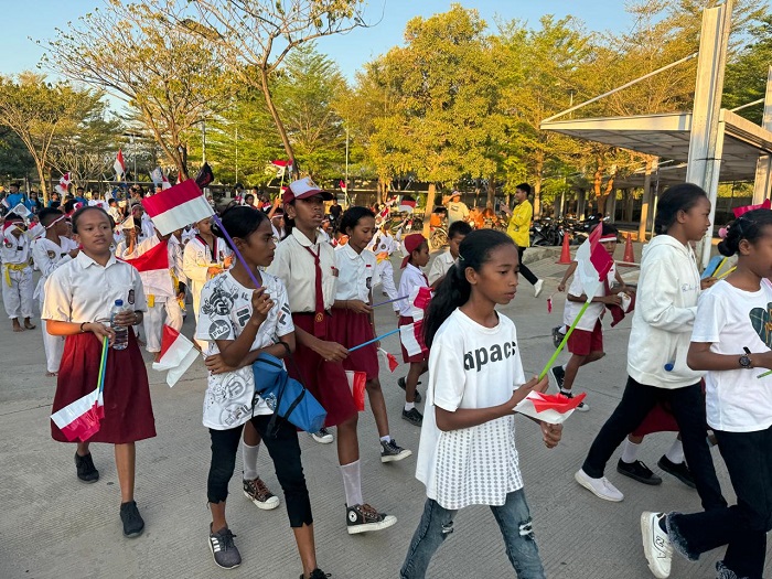 Warga Antusias Ikuti Kirab Bendera Merah Putih Sambut HUT RI ke-79 di PLBN Motaain