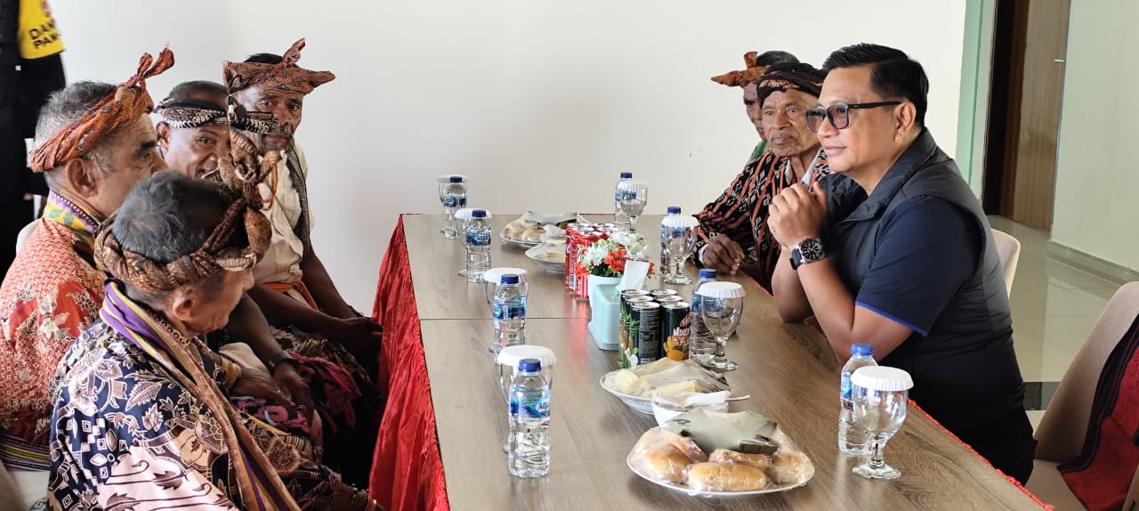 Tokoh Adat Desa Napan Sambut Kedatangan Deputi Maith di PLBN Napan