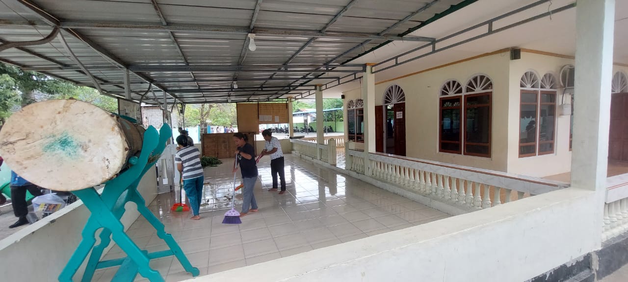 Pegawai PLBN Wini Sambut Iduladha dengan Semangat Kerja Bakti di Masjid Nurul Mubin