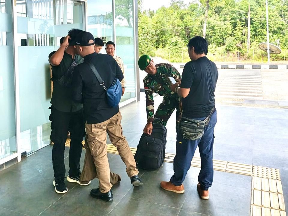 Petugas Gabungan PLBN Badau Amankan Warga Pelintas Batas Bermasalah