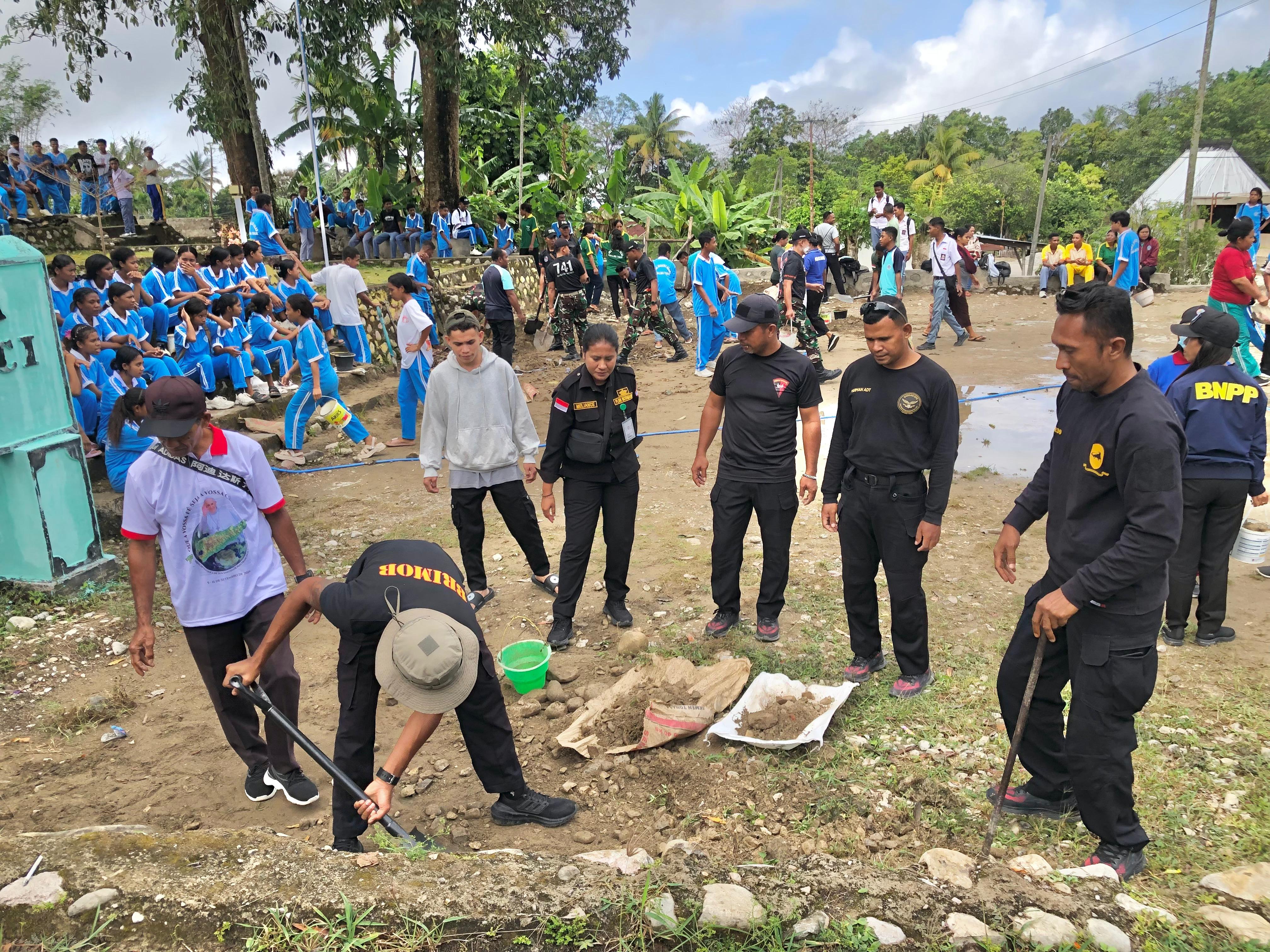 PLBN Motamasin Gelar Kerja Bakti di Gereja Paroki Alas Sambut HUT ke-15 BNPP RI