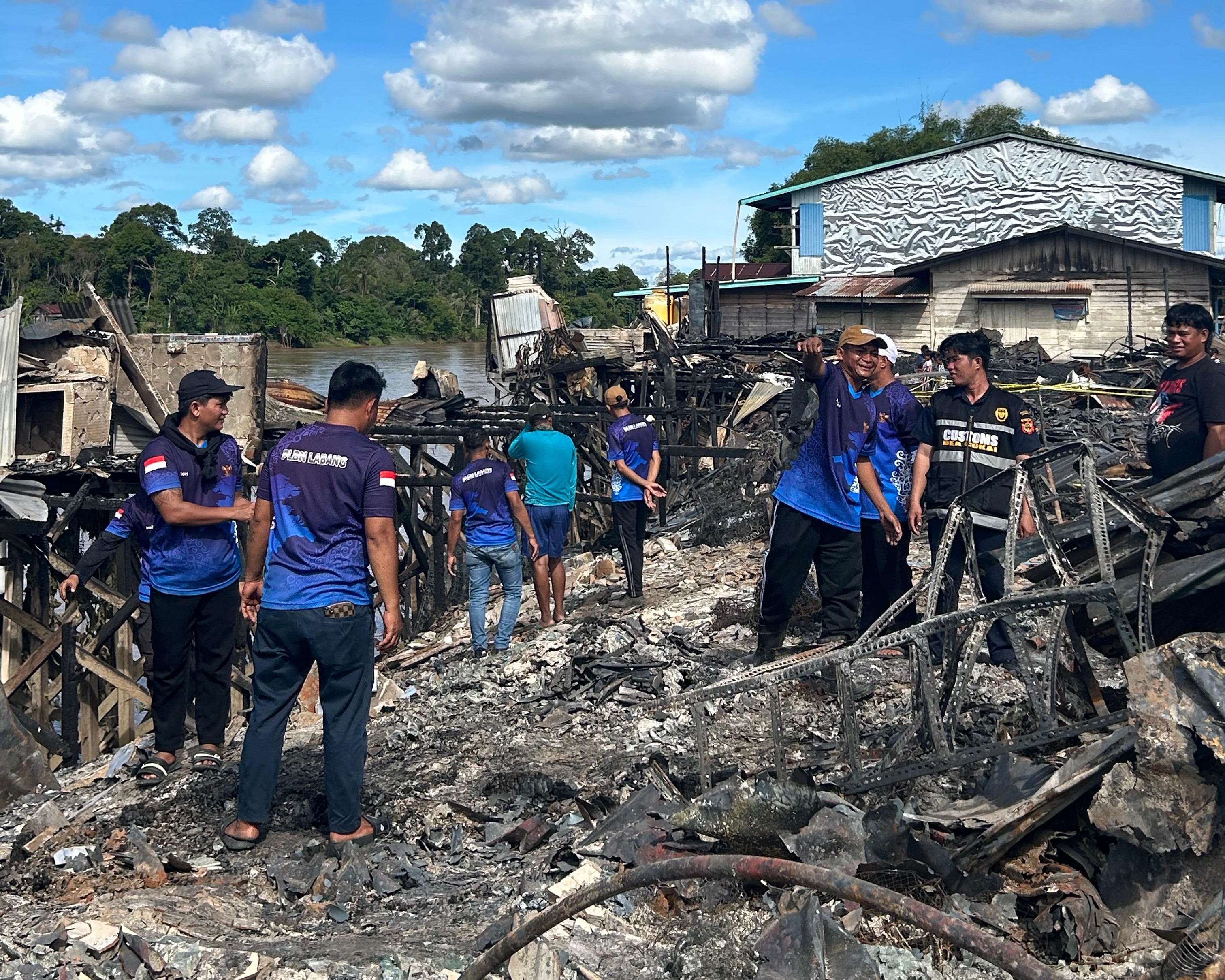 BNPP RI Salurkan Bantuan untuk Korban Kebakaran Pasar Mansalong Melalui PLBN Labang