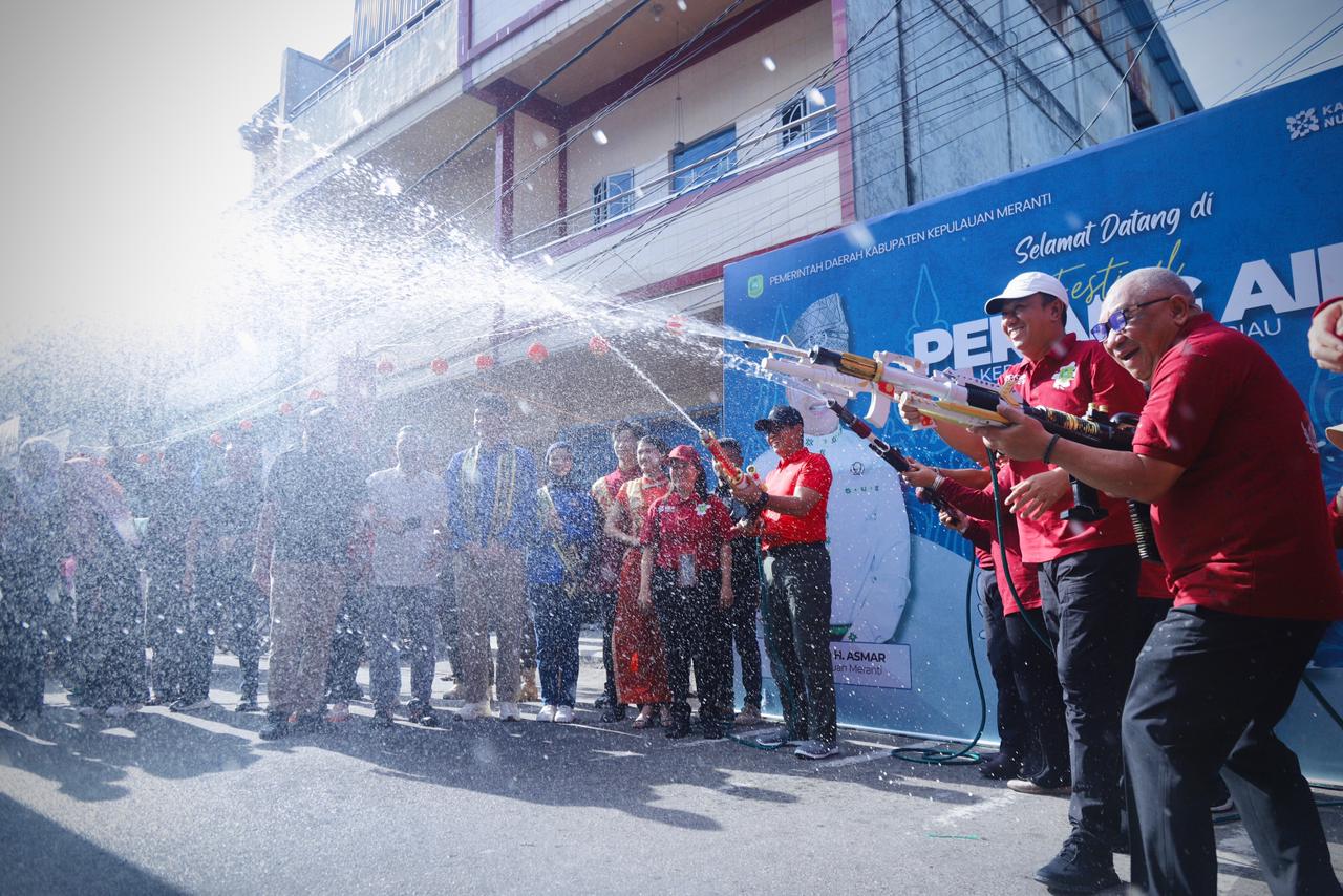 Sekretaris BNPP RI Tutup Festival Perang Air Cian Cui 2026, Perkuat Harmoni Budaya dan Ekonomi Perbatasan Meranti